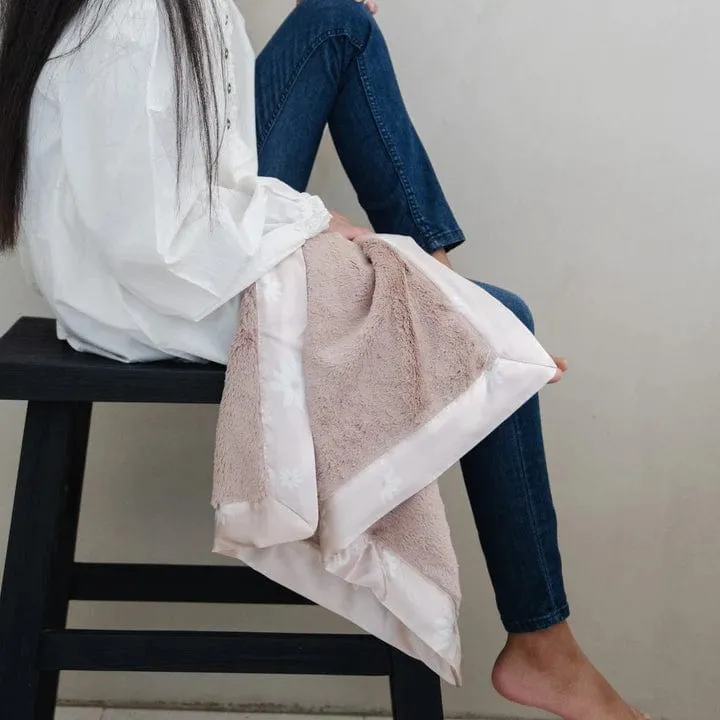 Daisy Lush Satin Border Blanket